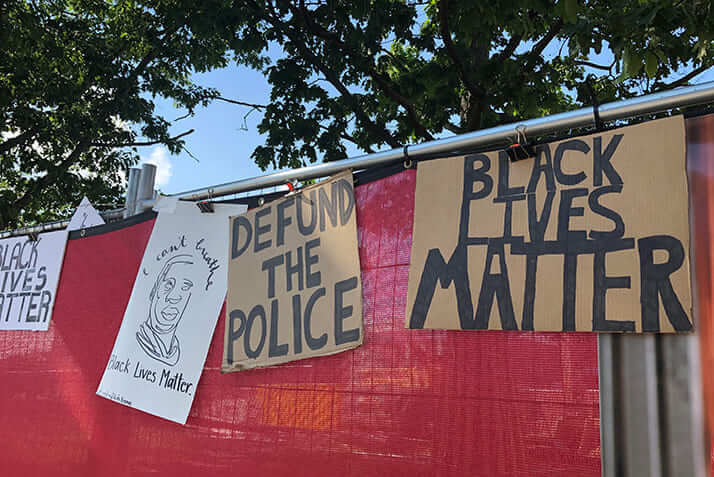 BLM（Black Lives Matter,アメリカで黒人が警察官に殺害されたことをきっかけに起こった抗議運動）