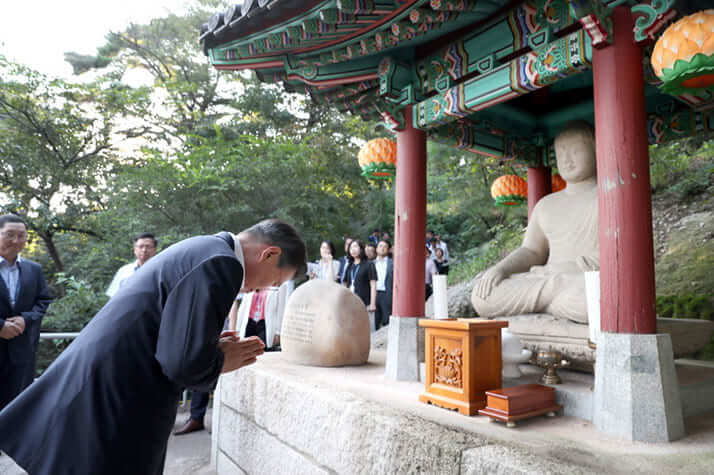 毎日散歩中に立ち寄る文大統領