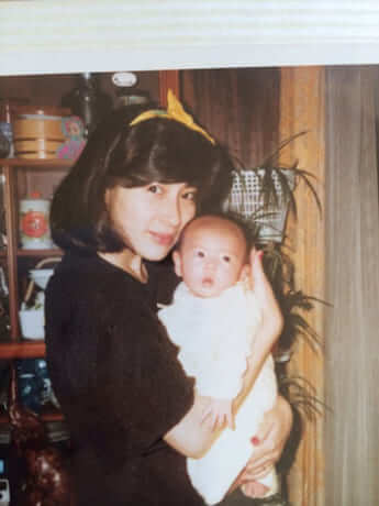 生後まもない美帆を抱く久美子