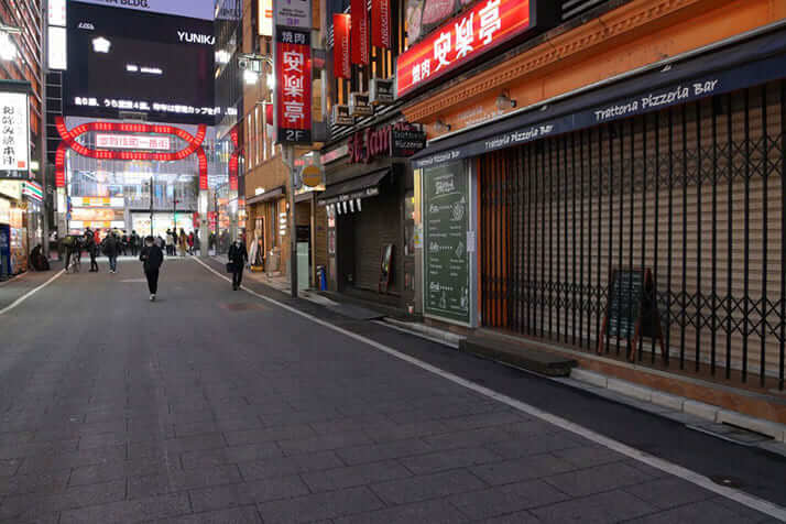 1月5日夜8時過ぎの歌舞伎町一番街。人通りはまばらだ