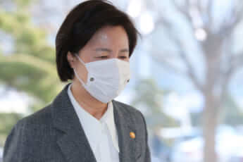 拘置施設での集団感染に対し謝罪を行った法務部の秋美愛長官
