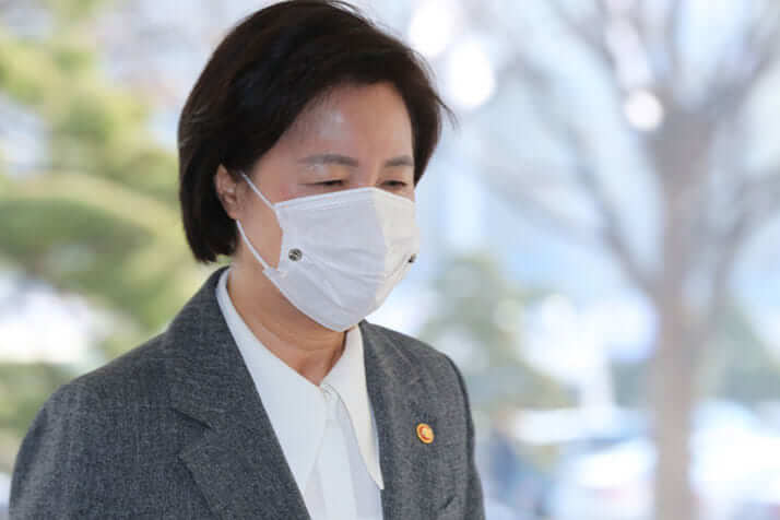 拘置施設での集団感染に対し謝罪を行った法務部の秋美愛長官