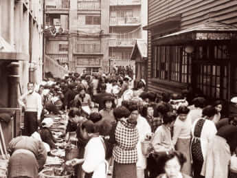 人々でにぎわう軍艦島。殺伐とした空気は皆無だ