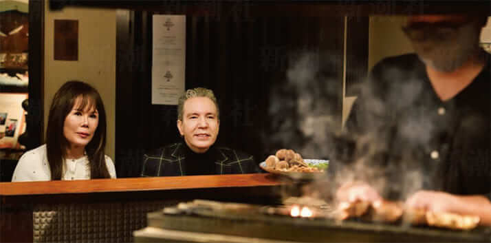 カウンターから職人の調理姿を眺める。待ち遠しそう