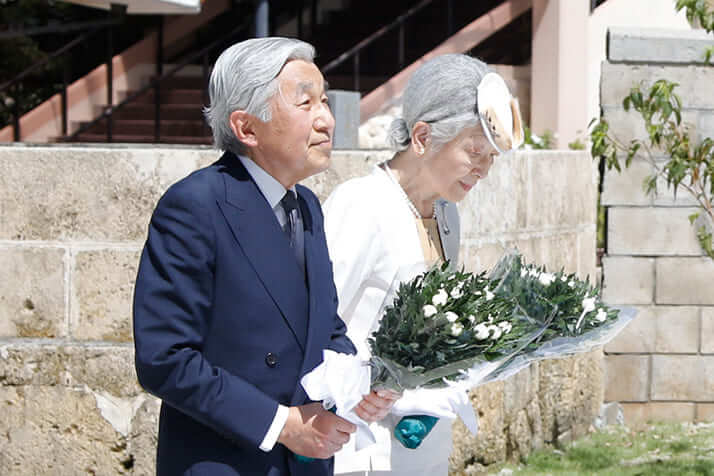 沖縄を訪れ献花される天皇、皇后両陛下（当時）（2014年）