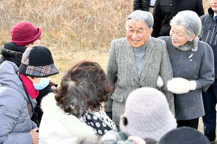 葉山御用邸付近の海岸を散策される天皇、皇后両陛下（当時）（2018年）