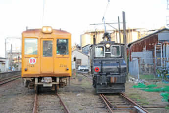 写真10　密着連結器にアダプターを装着した銚子電気鉄道の電車（写真左）