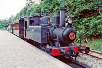 写真08　ねじ連結器を装着した明治村の蒸気機関車