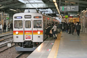 写真09　密着式自動連結器を装着した東急電鉄大井町線の8500系電車