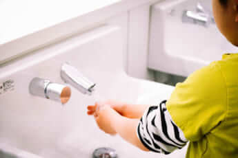 手洗いする子どもイメージ
