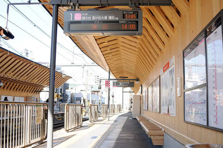 木の屋根で覆われた東急電鉄池上線の戸越銀座駅ホーム