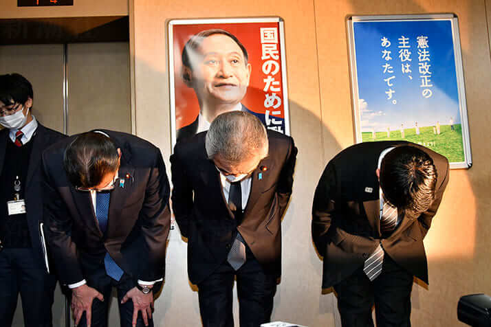 頭を下げる3議員