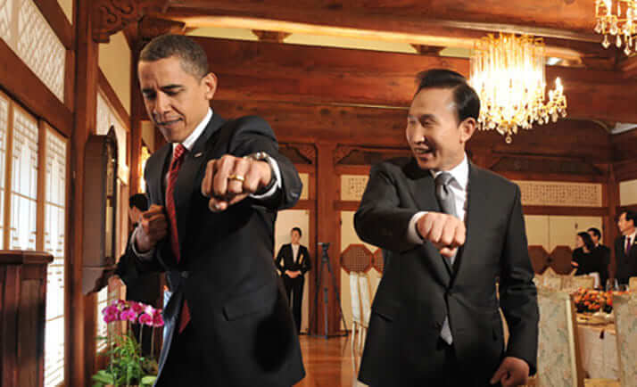 李明博大統領からテコンドー道着をもらった後、正拳突きの姿勢を取って見せたオバマ大統領