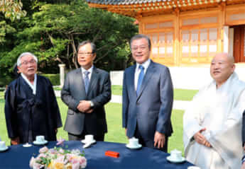 宗教指導者たちとの会談風景