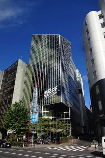 東北新社の本社ビル（Shinmaebashi／Wikimedia Commons）