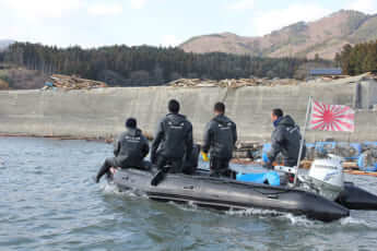 ボートで救援活動に当たる海上自衛隊員（撮影＝笹幸恵）