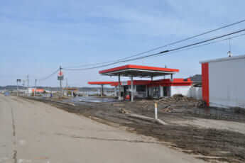 記者が見た311直後の福島　泥まみれになったガソリンスタンド（双葉町）