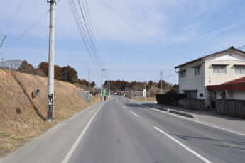 記者が見た311直後の福島　自転車に乗る男性（大熊町）
