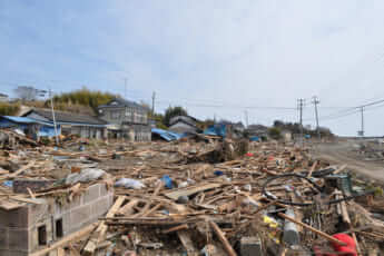 記者が見た311直後の福島　 倒壊した瓦礫が散乱していた（双葉町）