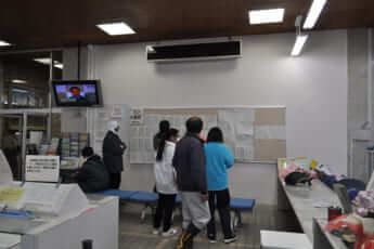 記者が見た311直後の福島　不安そうに役所で掲示を見つめる町民たち（南相馬）