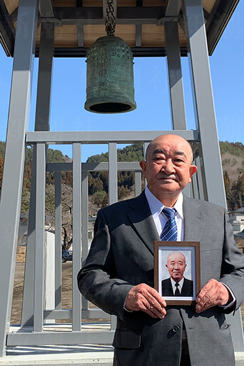 21031111冨士夫さんの遺影を持つ聖一さん06_1