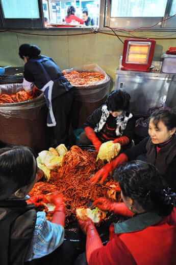 キムチを作る女性たち