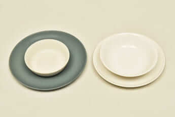 皿。（左がStandard Products、右が無印良品のアイテム）