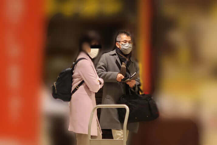 既婚女性社員と腕を組んで オムロン副社長 電撃退社の裏に パワハラ 女性写真 との関係 デイリー新潮