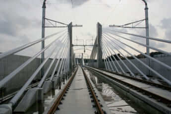 東北新幹線の三内丸山架道橋
