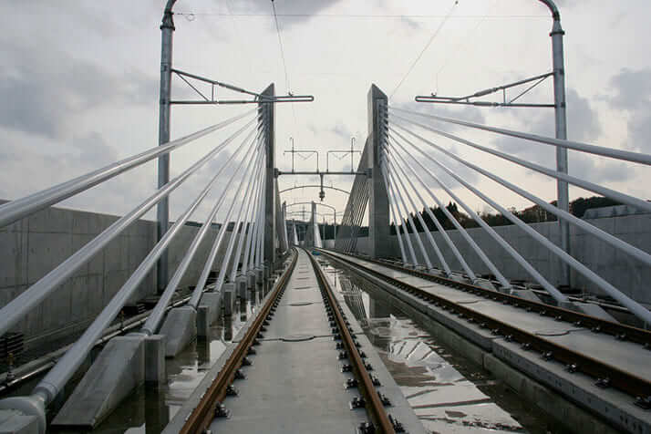 東北新幹線の三内丸山架道橋
