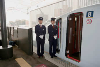 JR九州九州新幹線の運転士と車掌