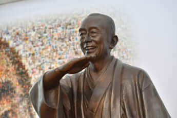 志村けんの銅像の除幕式