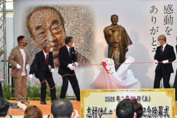 志村けんの銅像の除幕式