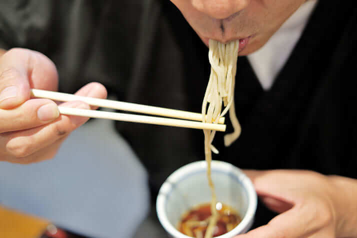 蕎麦をすする