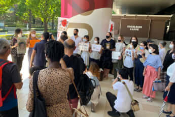 母親たちも支援に