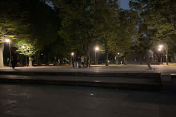 上野公園でスケーボーを興じる若者たち