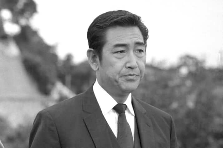 ヤクザ映画黄金期を支えた鶴田浩二の 芸 と 色 山口組組員に襲われ頭と手に11針縫う大けがも デイリー新潮