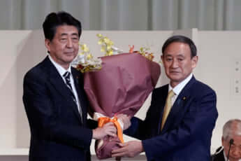 安倍晋三・自民党前総裁（当時）に花束を手渡す菅義偉氏