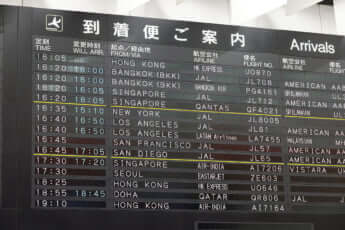 空港の電光掲示板