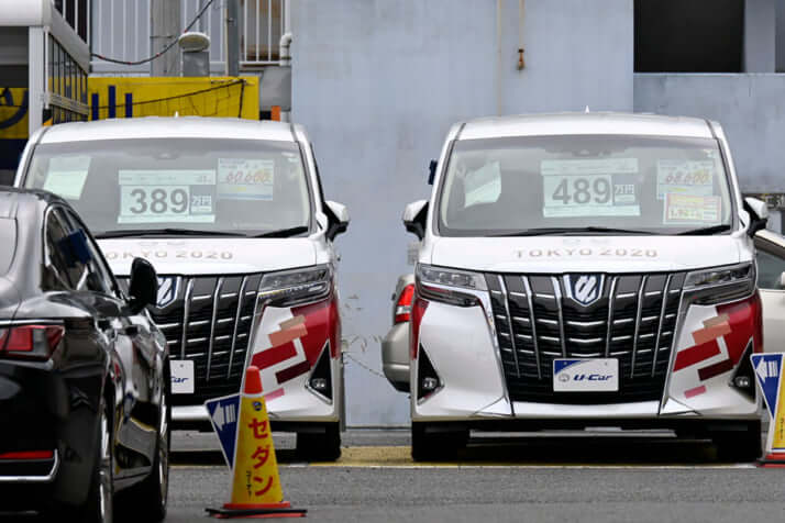 中古車販売店に並ぶ東京五輪仕様のトヨタ車