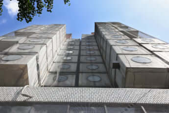 中銀カプセルタワービル12