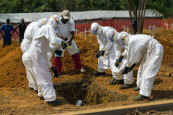 エボラ出血熱の犠牲者の安全かつ尊厳ある埋葬