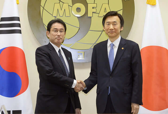慰安婦問題で日韓合意。会談を前に韓国の尹炳世外相と握手する岸田外相