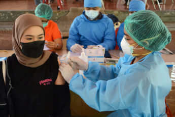 インドネシアでワクチン接種を受ける女性