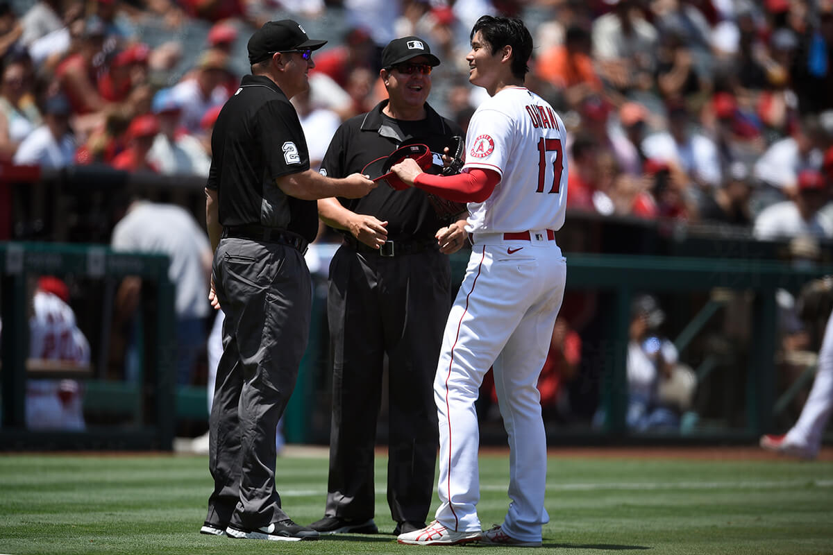 大谷翔平が選ばれた 年間ベスト粘着物質検査 賞とは 禁止粘着物質の検査に笑顔で協力 デイリー新潮
