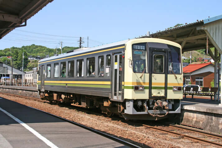 JR西日本木次線のディーゼルカーの先頭車運転室部分