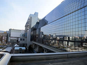 なぜ「京都駅」の建築は賛否両論を巻き起こした？　デザインの原点は世界各地の集落調査