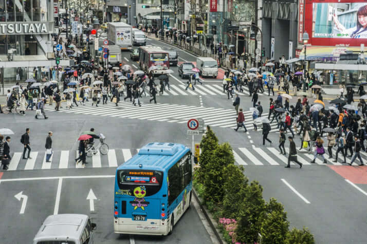 東京・渋谷駅前のスクランブル交差点