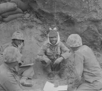 Amazon.com: 米軍による日本兵捕虜写真集: 9784921145125