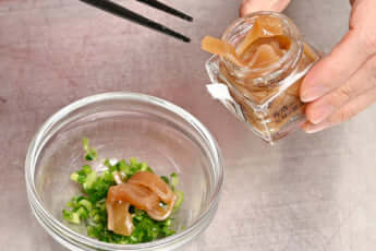 ネギとレモンの塩辛和え　レシピ1